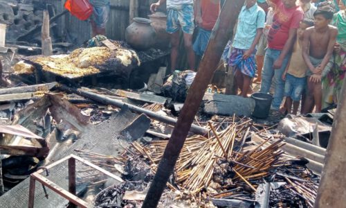 आग लगने से दो घर जले लाखों का नुकसान।