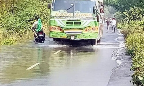 बाढ़ के पानी के कारण कटा मार्ग व यातायात हुआ प्रभावित