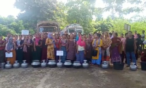 পানীয় জলের সংকটে এলাকা বাসীরা জাতীয় সড়ক করে অবরোধ