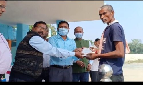 राशनकार्ड विहीन रिक्शा चालकों को राशन कार्ड किया वितरित