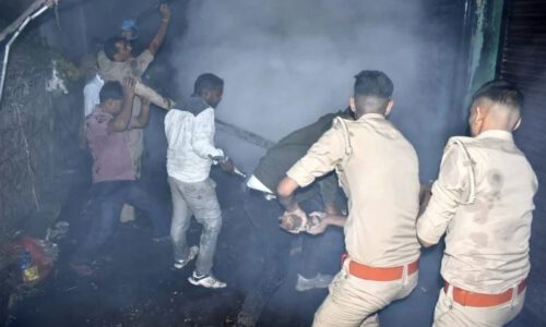 लालबाग स्थित पुरानी दरी मंडी में दुकान में साट सर्किट से लगी आग