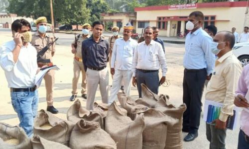 धान खरीद का सूरत-ए-हाल जानने अचानक गोला मंडी पहुंचे डीएम, किसानों से की बात, लिया फीडबैक