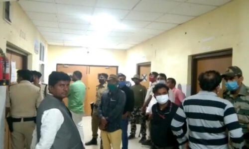 मूर्ति विसर्जन कर लौट रहे लोगों एवं पुलिस के बीच झड़प तीन जवान घायल