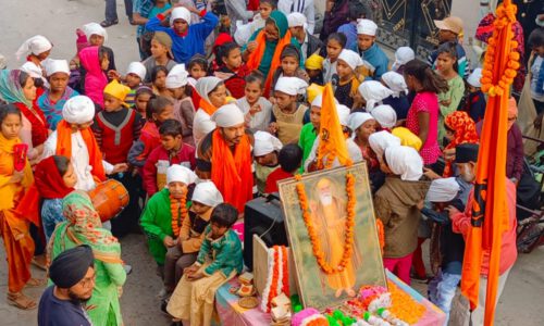 बच्चों ने निकाली प्रभातफेरी मनाया गुरुपर्व