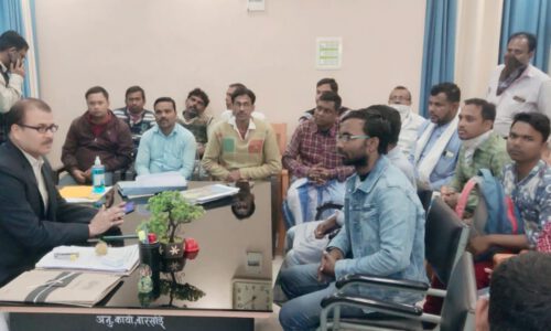 अनुज्ञप्ति धारी खादबीज दुकानदारों ने अपनी समस्याओं को लेकर एसडीओ को सौंपा आवेदन।