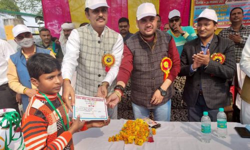 खेल प्रतियोगिता के में भाजपा जिलाध्यक्ष ने किया पुरस्कारों का  वितरण