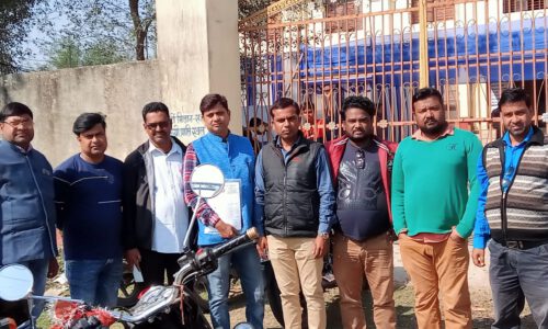 शिक्षकों का दक्षता एवं संवर्धन के बकाया राशि का अविलंब भुगतान को लेकर बिडिओ को सौंपा आवेदन।