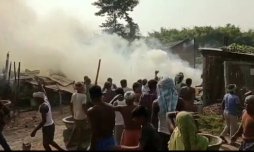 आग लगने से दर्जन भर घर जले लाखों का नुक़सान