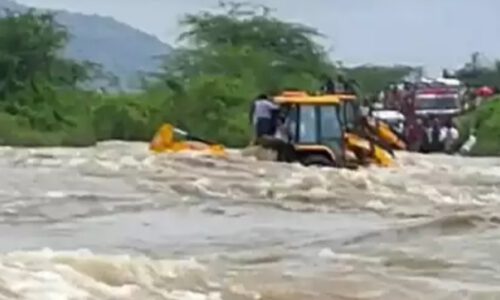 भारी बारिश से आई बाढ़ में फंसे 10 लोग हेलीकॉप्टर से निकाले गए