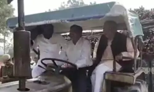 डीएम लेकर पहुंचे गन्ने से भरे ट्रॉली, दो विधायकों को बैठाकर खुद चलाया ट्रैक्टर ।