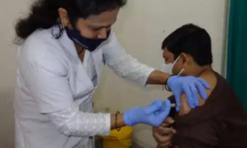 महाराष्ट्र– कोरोना वैक्सीन की एक भी डोज न लेने वाले को मिल रही है यह सजा