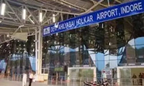 महिला के पर्स में मिले दो कारतूस पुलिस से कहा बच्चों से छीन कर रखे थे ध्यान नहीं रहा ।