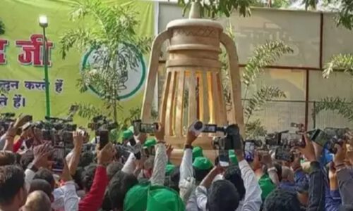 4 साल बाद राजद कार्यालय पहुंचे लालू प्रसाद, 6 टन वजनी लालटेन में जलाई अमर ज्योति