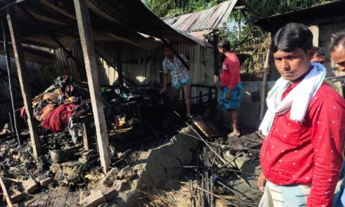 शिकारपुर गांव में दो घर जले, नुकसान।