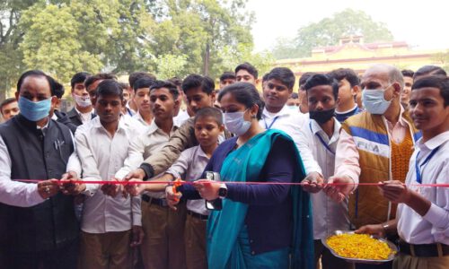 प्रदेश सरकार की महत्वपूर्ण नीतियां  सबका साथ सबका विकास मुफ्त राशन मुफ्त इलाज