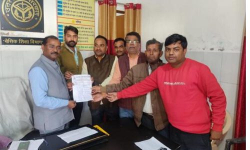 बाराबंकी शिक्षकों की विभिन्न समस्याओं को लेकर प्राथमिक शिक्षक संघ के नेताओं ने जिला बेसिक शिक्षा अधिकारी को दिया ज्ञापन ।