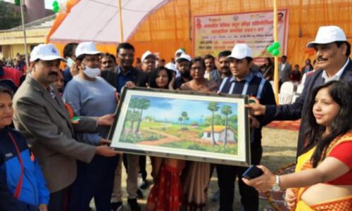 बाराबंकी से डी सिंह बाबू स्टेडियम में आयोजित दो देवासी एक्स जनपदीय बेसिक बाल क्रीड़ा प्रतियोगिता का एडीएम राकेश कुमार सिंह ने किया शुभारंभ।