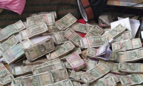 समस्तीपुर के सब रजिस्ट्रार के तीन ठिकानों पर विजिलेंस का छापा, नोटों की गड्डियां समेत कई सामान जप्त ।