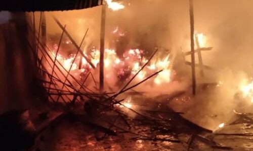 आग लगने से लाखों का सामान जला, मुआवजा देने की मांग ।