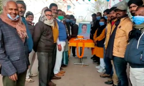 स्वास्थ्य मंत्री के जन्मदिन पर जदयू कार्यकर्ताओं ने काटे कैक, दिया बधाई ।