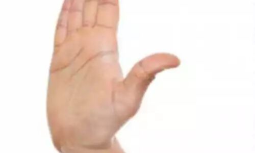 अजीबोगरीब थेरेपी 50 थप्पड़ मारकर आता है चेहरे में निखार एवं रौनक ।