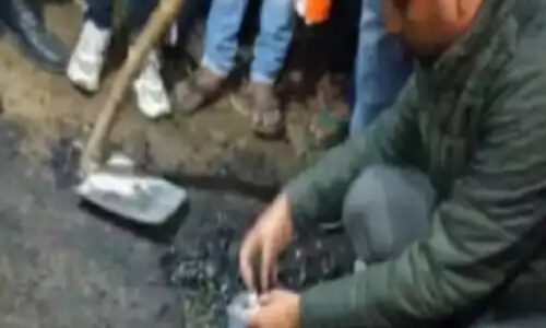 बिजनौर:- उद्घाटन के लिए नारियल पटका तो नारियल की जगह टूट गई सड़क, जांच के आदेश ।