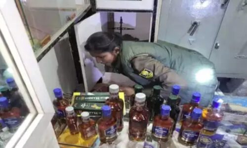 सहरसा में अवैध शराब कारोबारियों के खिलाफ छापेमारी स्वर्ण व्यवसाई के दुकान से मिली 44 बोतलें