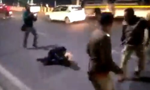 लखनऊ:- सीएम आवास जा रहे शिक्षक भर्ती के अभ्यर्थियों पर पुलिस ने बरसाई लाठियां ।