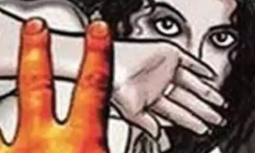 बहन के देवर ने घर में अकेले होने का उठाया फायदा लड़की के साथ किया रेप ।