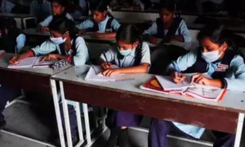 Omicron की दहशत के बीच कोरोना विस्फोट, कर्नाटक तेलंगाना में 112 छात्र मिले संक्रमित ।