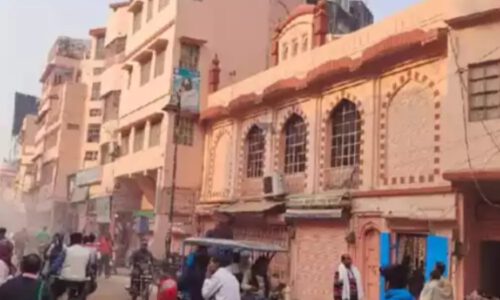 प्रधानमंत्री मोदी के बनारस दौरा, प्रशासन ने अन्य इमारतों के साथ मस्जिद को भी गेरुआ रंग से रंगवा दिया बवाल ।