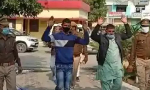 हाथ उठाकर थाने में सरेंडर करने पहुंचे दो बदमाश।