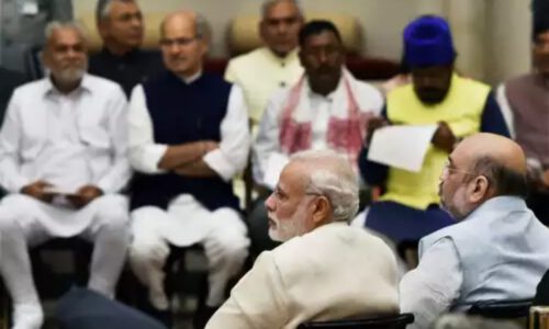 संसद भवन के बाहर हो रही संसदीय बैठक, प्रधानमंत्री हुए सम्मानित ।