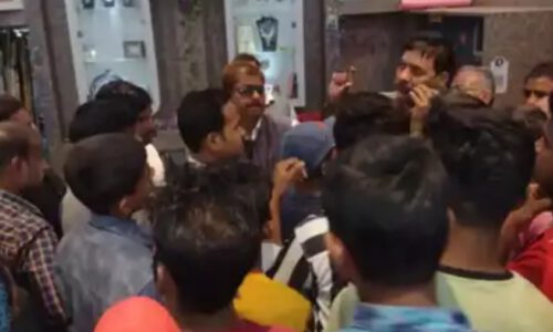 सीवान में ज्वेलरी शोरूम से बदमाशों ने लुटे 40 लाख के जेवर ।