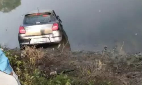 सीतापुर जिले में तेज रफ्तार कार तालाब में गिरी तीन दोस्तों की मौत ।
