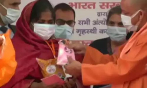 उप्र:-सीएम योगी ने राशन किया वितरित, बोले अगले 3 माह तक मिलेगा मुफ्त राशन ।