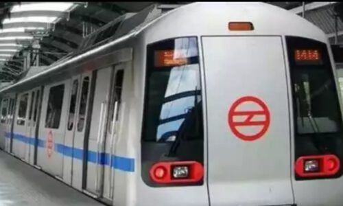 दिल्ली मेट्रो पर कोरोना का असर, अब एक कोच में सिर्फ 25 यात्री कर सकेंगे सफर ।