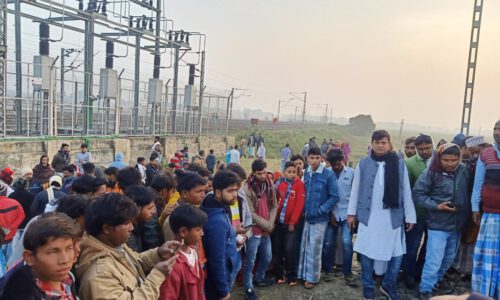 डिप्रेशन पर चले जाने के कारण एक शिक्षक ने  ट्रेन के नीचे आकर की आत्महत्या ।