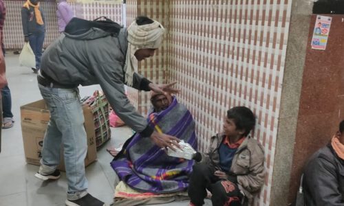मेगा कोचिंग सेंटर की तरफ से जरूरतमंदों के बीच किया कंबल का वितरण