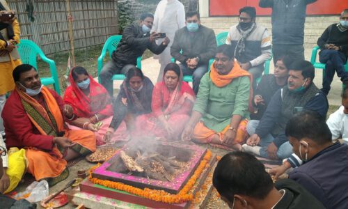 बिहार के मुख्यमंत्री की कुशलक्षेम को लेकर जदयू कार्यकर्ताओं ने हवन का किया आयोजन ।