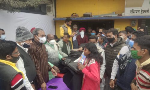 मकरसंक्रांति के अवसर पर सांसद ने 65 दिव्यांगजनों में गर्म वस्त्रों का किया वितरण ।