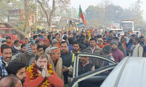 विधानसभा दरियाबाद विधायक प्रत्याशी सतीश चंद शर्मा की जन आशीर्वाद यात्रा में लगे जय श्री राम हर हर महादेव भारत माता की जय के नारे लगे