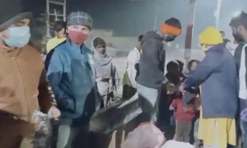 अखिल विश्व गायत्री परिवार शान्तिकुंज हरिद्वार के तत्वाधान में गरीबों में ऊनी कपड़ों का किया वितरण