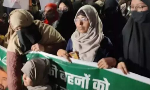हिजाब के समर्थन में सड़को पर लड़कियां साहिनबाग में शुरू हुआ फिर प्रदर्शन