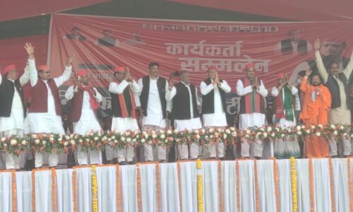 समाजवादी पार्टी के राष्ट्रीय अध्यक्ष अखिलेश यादव ने चुनावी जनसभा के दौरान विरोधियों पर जमकर बोला हमला