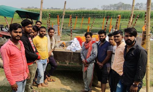 बारसोई में सांड के मौत के बाद गाजे बाजे के साथ निकाली गई अंतिम यात्रा ।