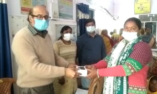 हसनगंज में आशा कर्मीयों के बिच स्मार्ट फोन का हुआ बितरण