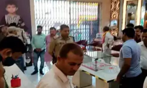 छपरा के ज्वेलरी शोरूम में दिनदहाड़े नकाबपोश लुटेरों ने एक करोड़ से अधिक की गहने लुटे