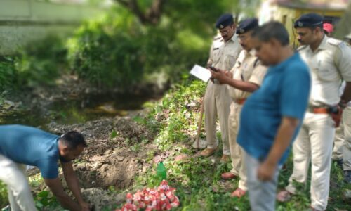 11 लीटर शराब का किया गया नष्ट, सीओ रहे मौजूद