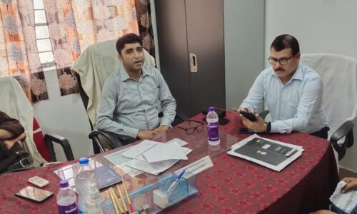 बारसोई अंचल कार्यालय के निरीक्षण में पहुंचे मनिहारी एसडीओ।